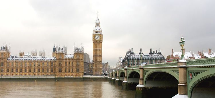Big Ben sous un léger manteau blanc