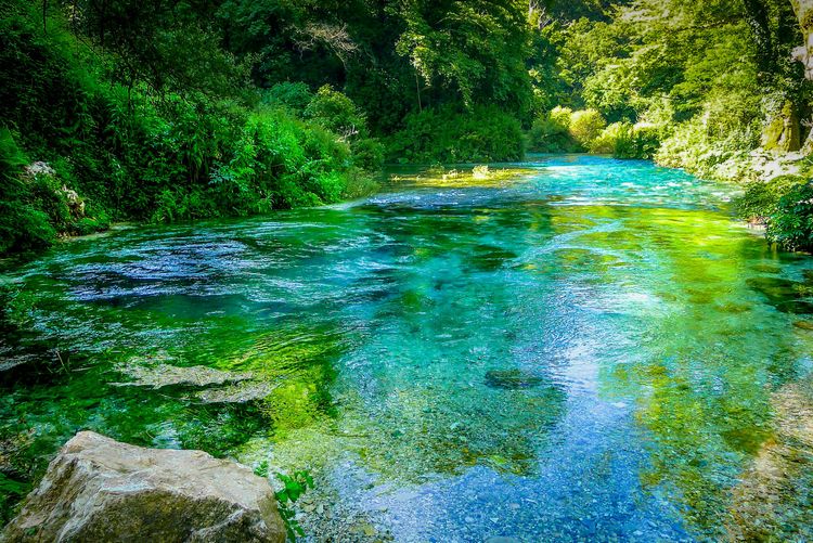 Les nuances bleue et verte de Syri i Kalter