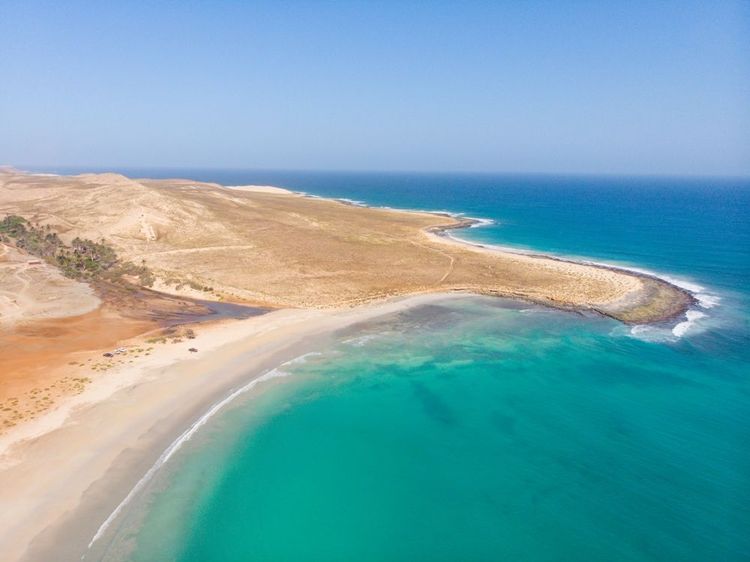 Vue aérienne sur la côte de l'île de Boa Vista