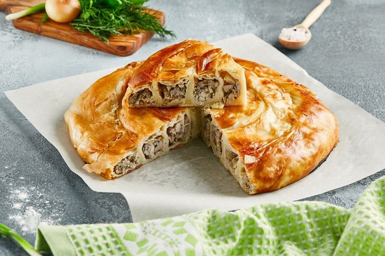 Une grande portion de burek fourré au poulet