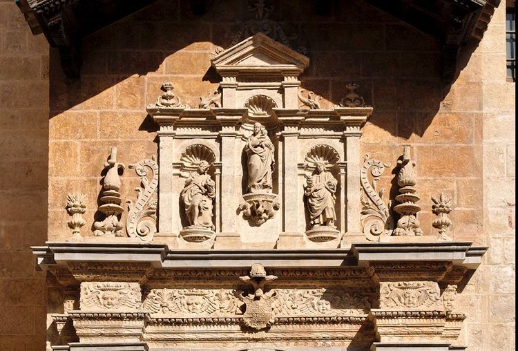 Le bas-reliefs au-dessus du portique