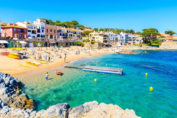 Plage de Calella de Palafrugell sous le soleil de la Costa Brava
