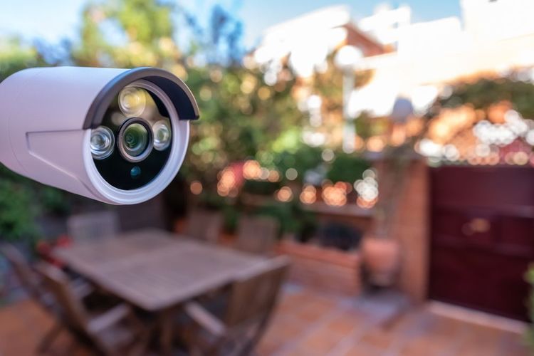Caméra de sécurité sur un espace extérieur