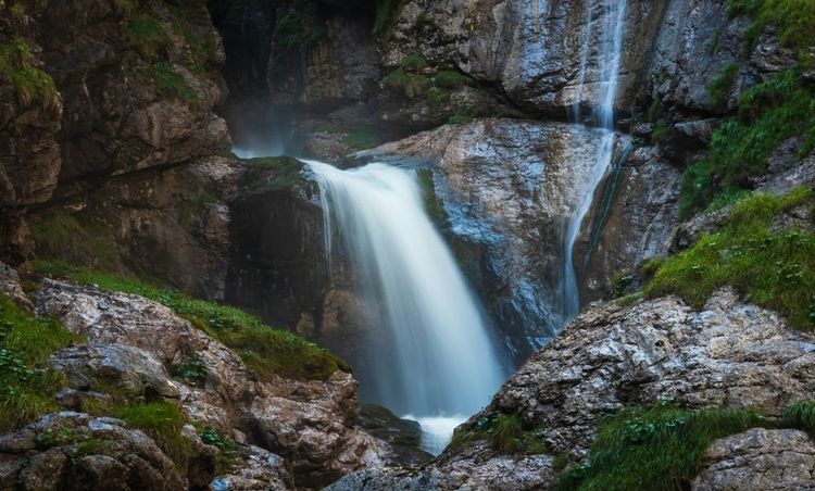 La cascade de Waldbachstrub se trouve à quelques kilomètres d'Hallstatt