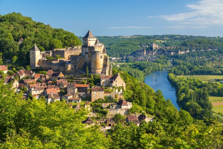 Le village perché de Castelnaud-la-Chapelle surplombe la Dordogne ©peteradams2015/123rf