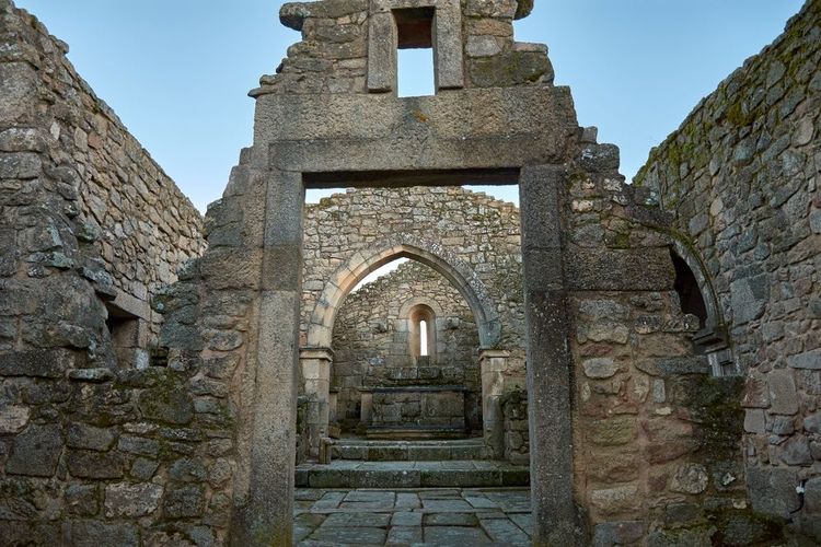 Les ruines de l'église Notre Dame du Château dans le village de Castelo Mendo