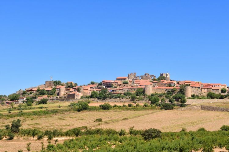 On devine au sommet de la colline les ruines du château de Castelo Rodrigo © Josep Curto /123RF