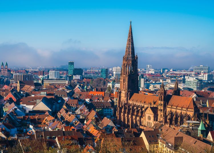 Une vue de la cathédrale Notre Dame de Friburg et sa magnifique flèche ajourée