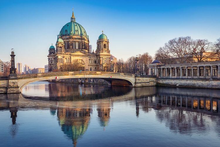 Vue sur la cathédrale de Berlin sur les rives du fleuve Spree