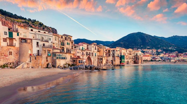  Cefalu. Coucher de soleil sur la mer Méditerranée, Sicile, Italie, Europe.