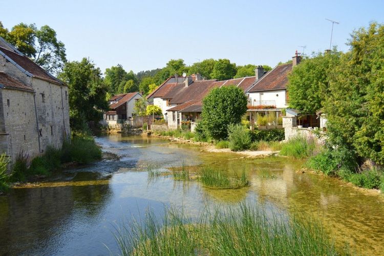 Charmant point de vue à Essoye et son cours d'eau