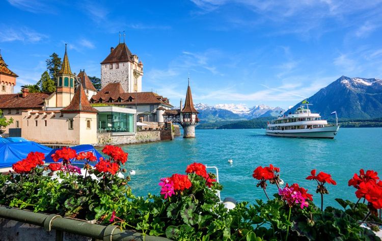 Château d'Oberhofen au lac Thunersee dans les Alpes suisses, Suisse