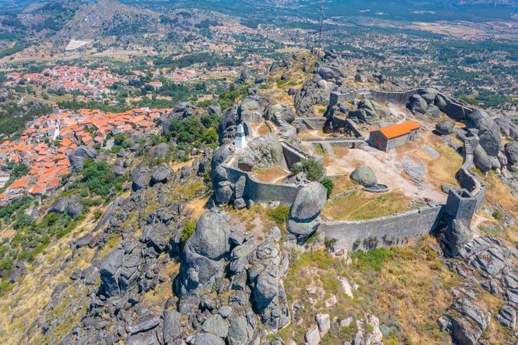Vue aérienne du château de Monsanto et de son village
