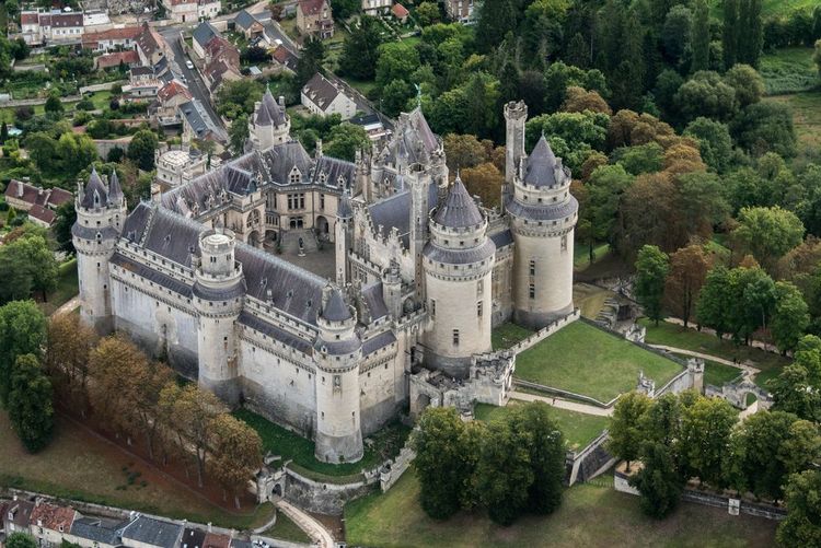 Vue aérienne de l'impressionnant château de Pierrefonds