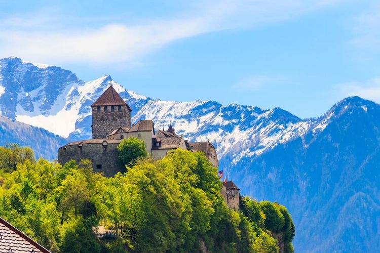 Château médiéval de Vaduz devant les montagnes du Liechtenstein