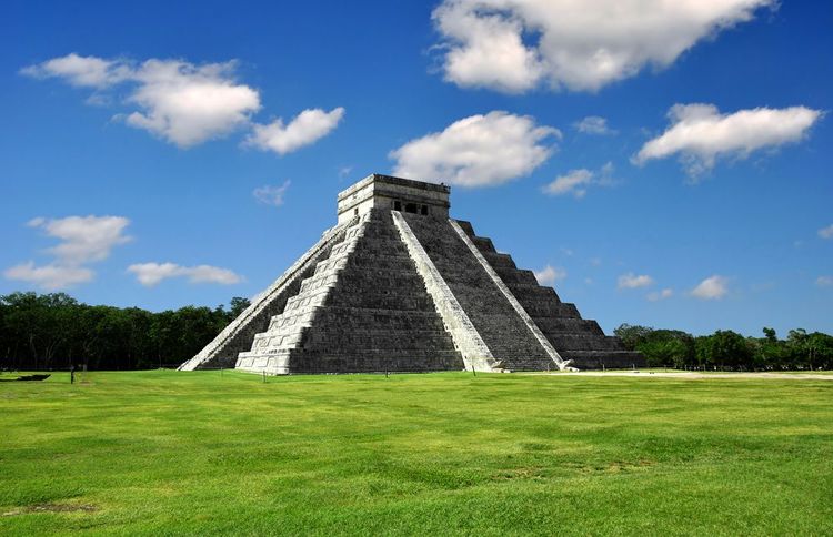 La célèbre forme pyramidale d'une partie du village de Chichen Itza
