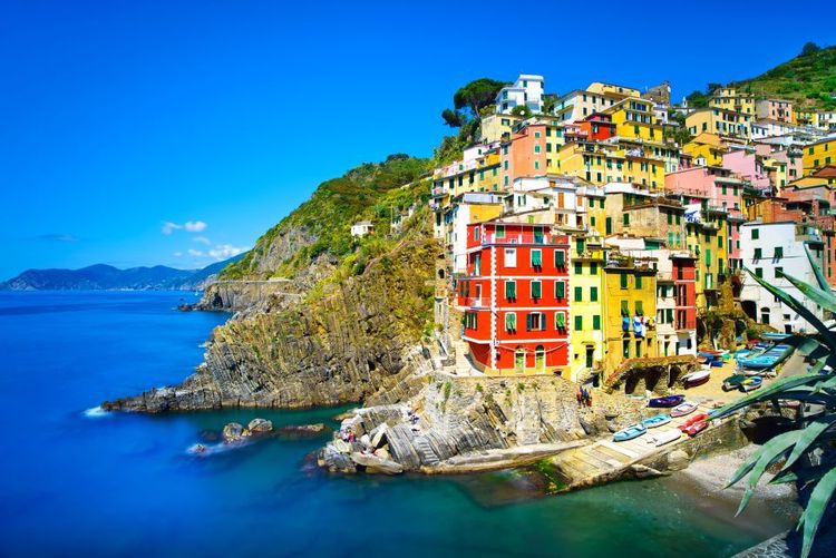 Les villages des Cinque Terre semblent accrochés à la falaise © stevanzz /123rf