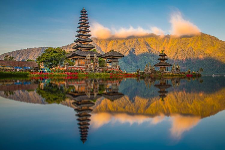 Coucher de soleil magnifique au temple de Pura Ulun Danu Bratan à Bali