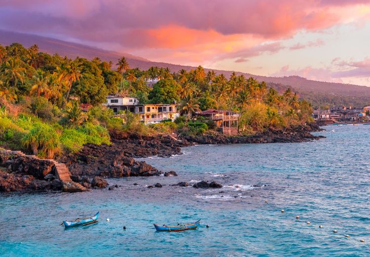 Coucher de soleil sur la côté de l'île de Grande Comore
