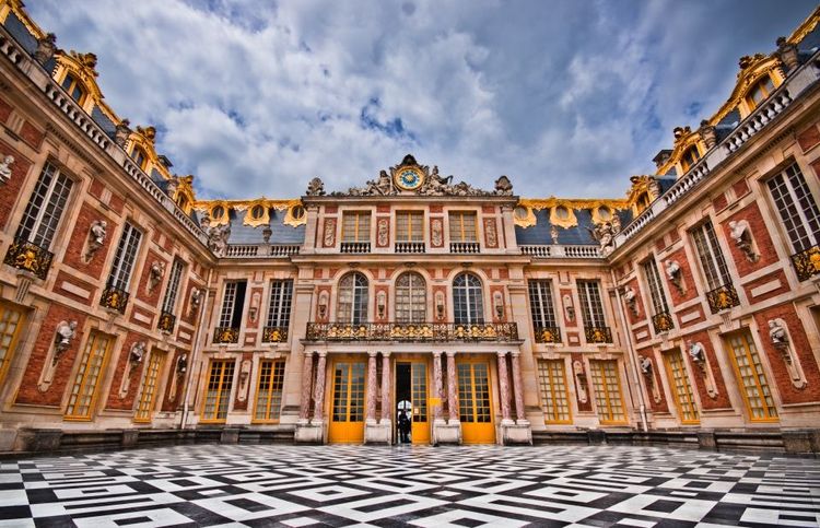 Vue dans la cour de marbre et sur son sol si particulier © outline205/123rf
