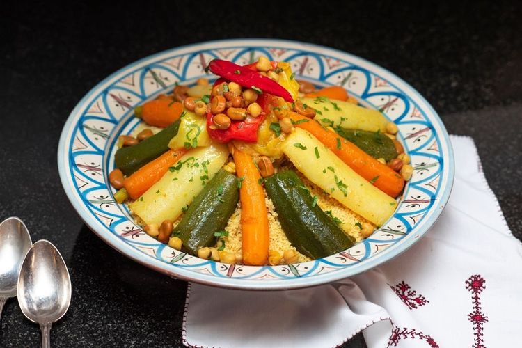 Le couscous aux 7 légumes avec courgettes, carottes, navets, chou, courge ou potiron, céleri branche et pois chiches