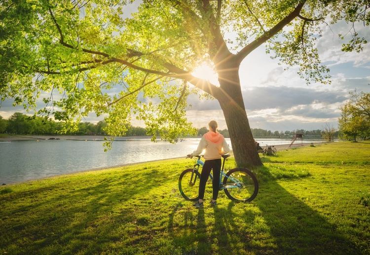 Cycliste dans un parc
