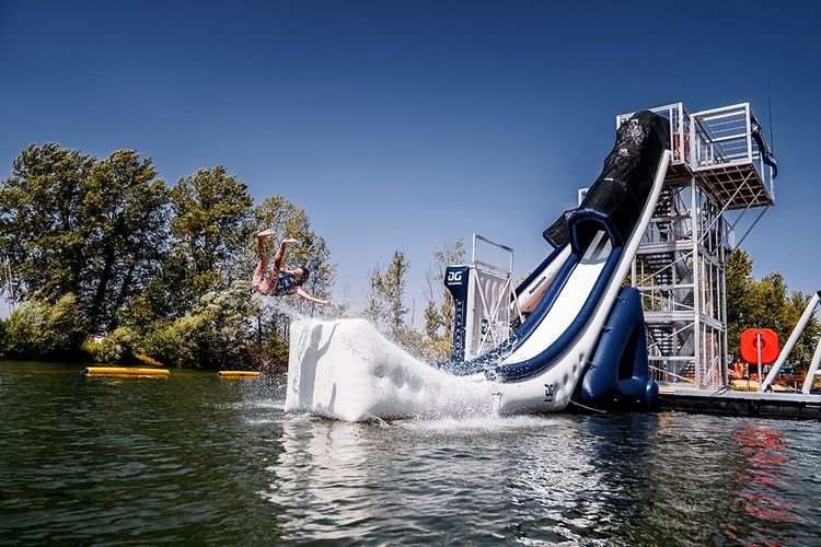 Saut en figure libre depuis l'Xtrem Tower