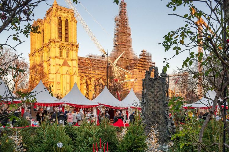 Le marché de Noël l'an passé, avec Notre-Dame en travaux