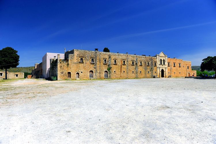 Le monastère est situé dans le nome de Réthymnon,