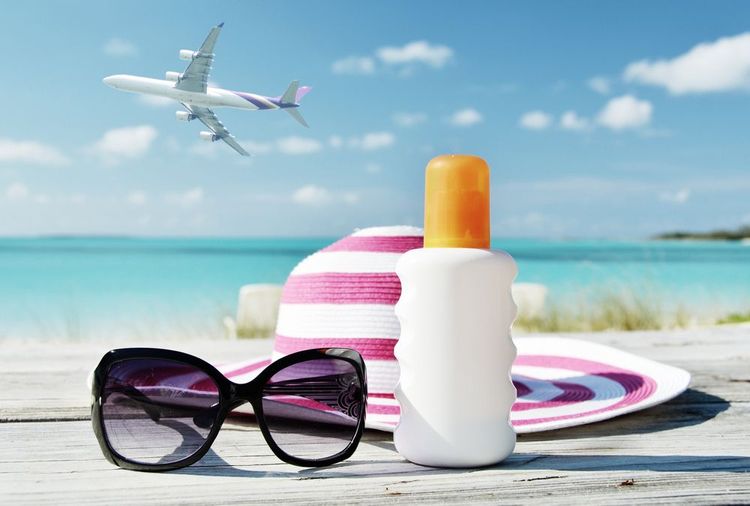 De la crème solaire et un avion en arrière plan