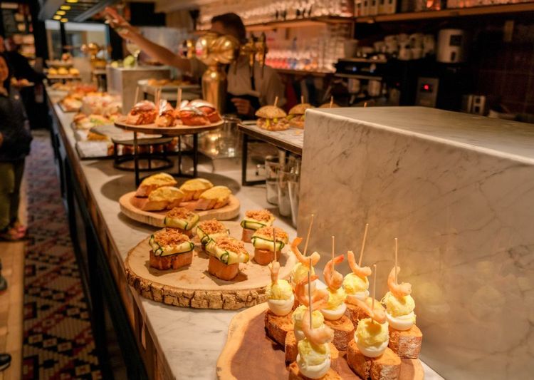 Des assiettes de Pintxos sur un comptoir
