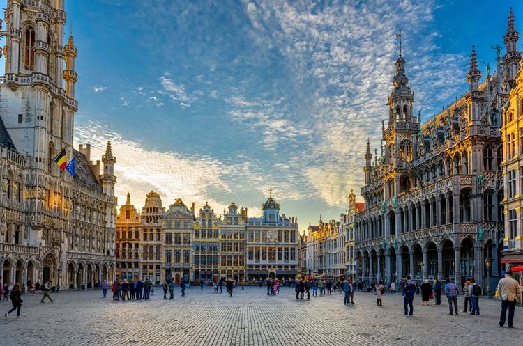 Des badauds sur la Grand-Place de Bbruxelles.