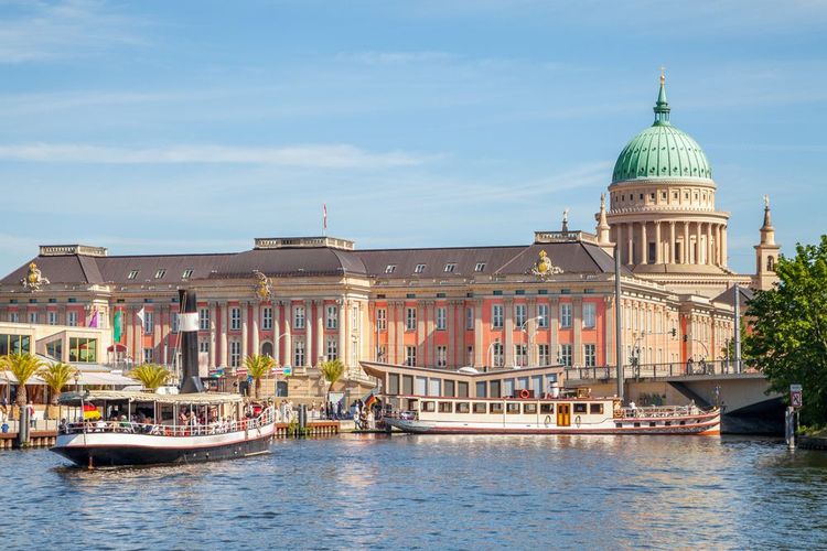 Des bateaux touristiques sur la Havel avec l'église Saint Nikolai en fond