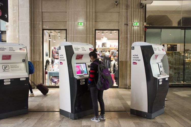 Des bornes d'achat SNCF dans une gare