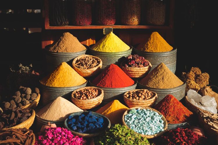 Des étales d'épices dans un marché