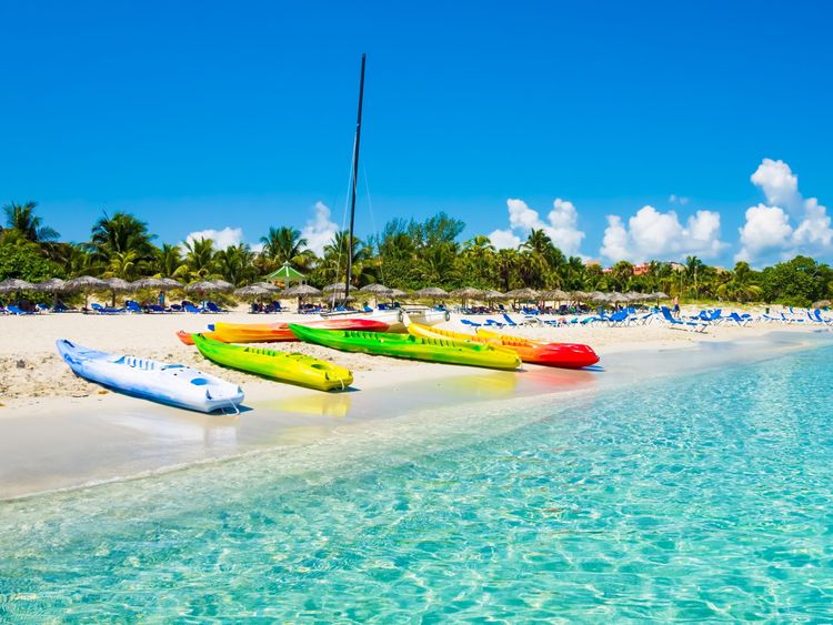 Des kayaks sur une plage de Cuba