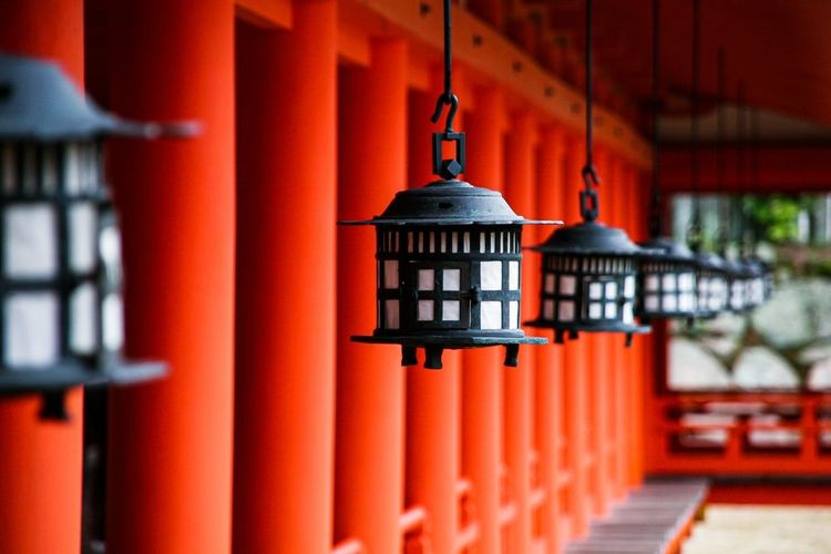 Des lanternes à l'intérieur du sanctuaire Itsukushima sur l'île de Miyajima au Japon