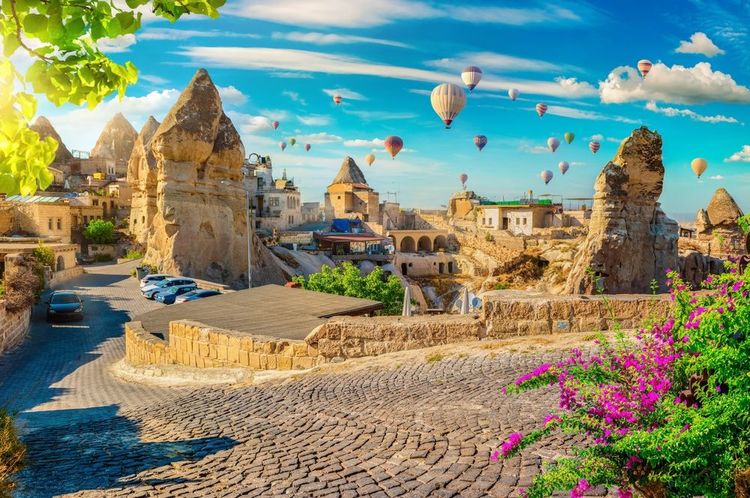 Des montgolfières au dessus de la ville de Göreme en Turquie