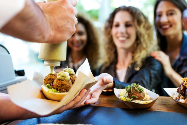 Des plats préparés dans un foodtruck