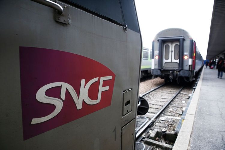 Des trains de la SNCF en gare