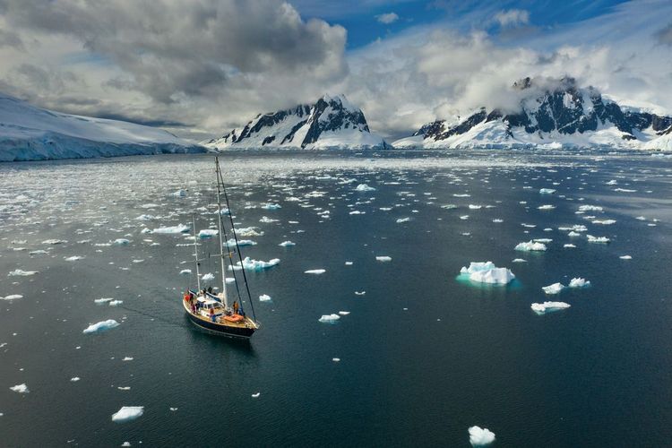 Vue aérienne du détroit d'Antarctique et ses centaines d'icebergs à la surface de l'eau