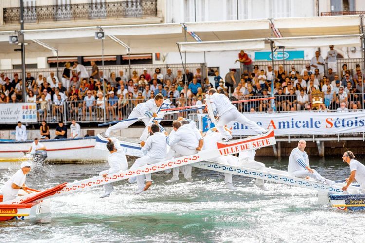 Zwei Joutisten an Bord ihrer Jouste, im Hafen von Sète