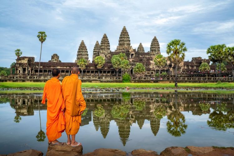 Deux moines regardant Angkor, l'ancienne capitale de l'empire Khmer au Cambodge