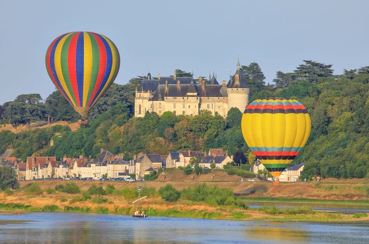 Deux montgolfières survolent la Loire.