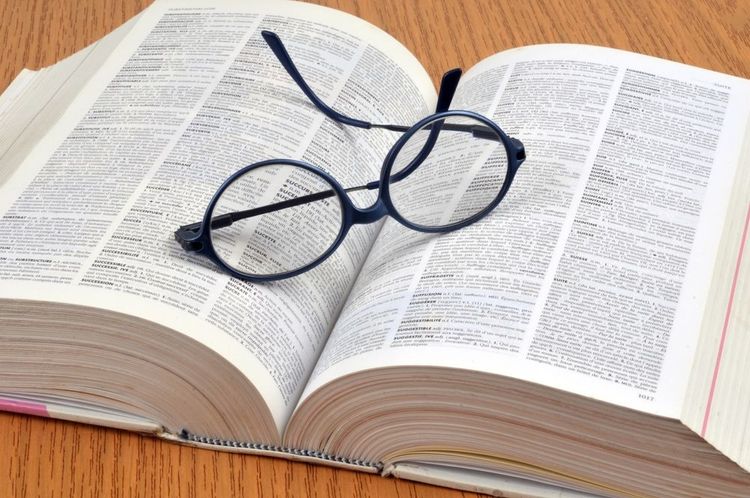 Pour les mots trop peu utilisés, le dictionnaire en donne toutes les définition