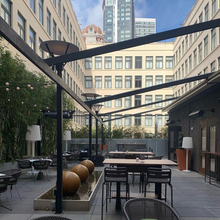Vue de la terrasse du Dirty Habit