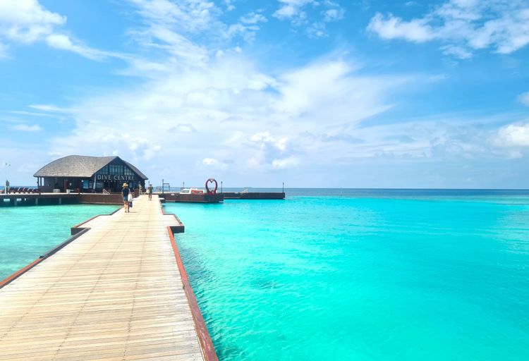 Le ponton menant au centre de plongée, Maldives