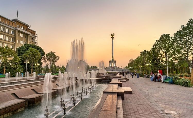 Le soleil se couche sur la capitale tadjike © Leonid Andronov/123RF