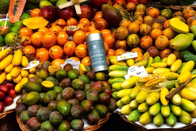 Etal de fruits exotiques sur le marché