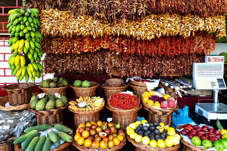 Diversité des primeurs, fruits et piments sur le marché